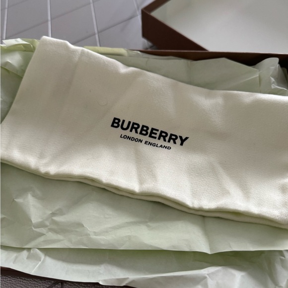 Brand new authentic I have receipt of the store - Picture 3 of 3